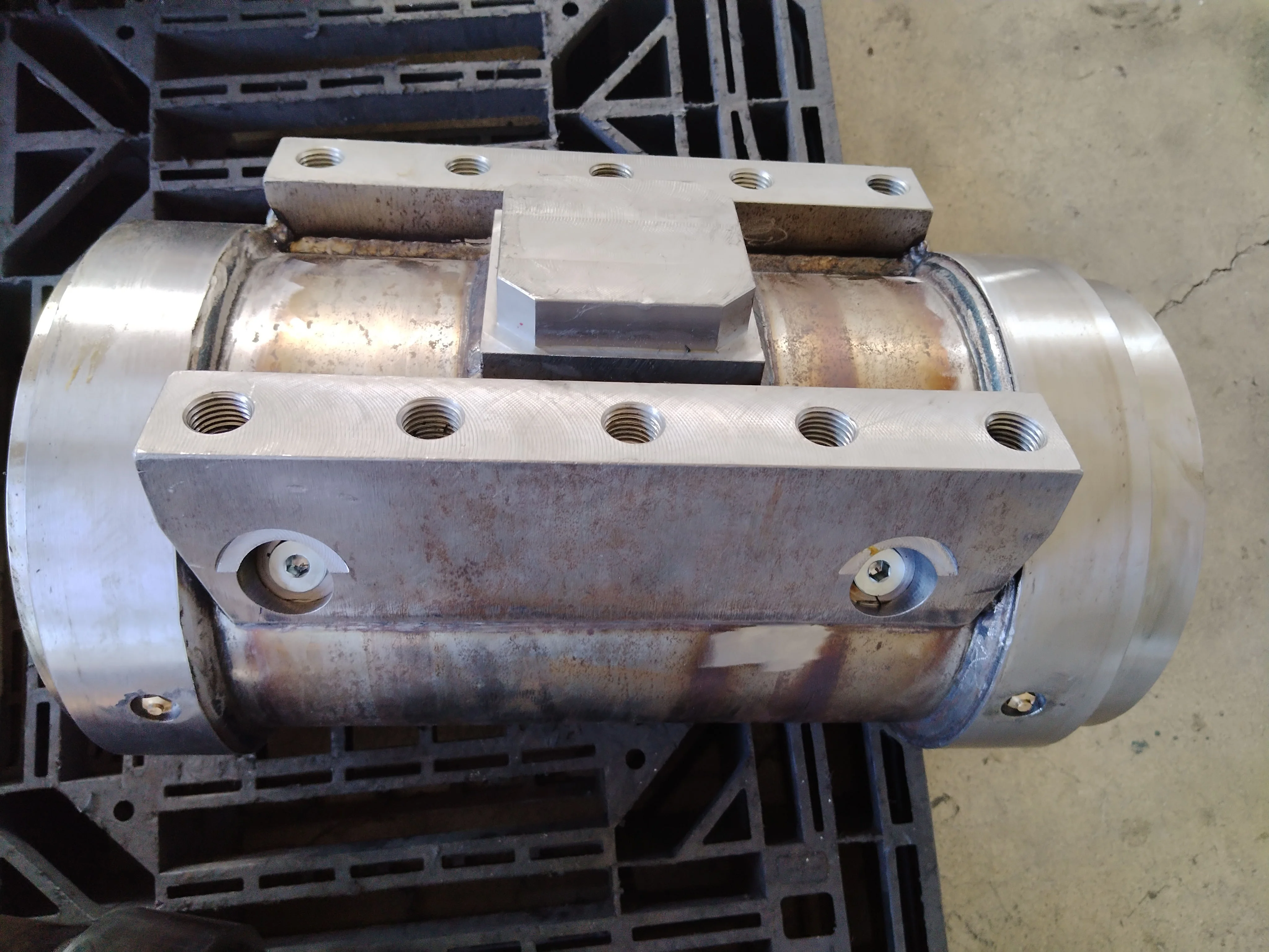 Rotary actuator with guide rail