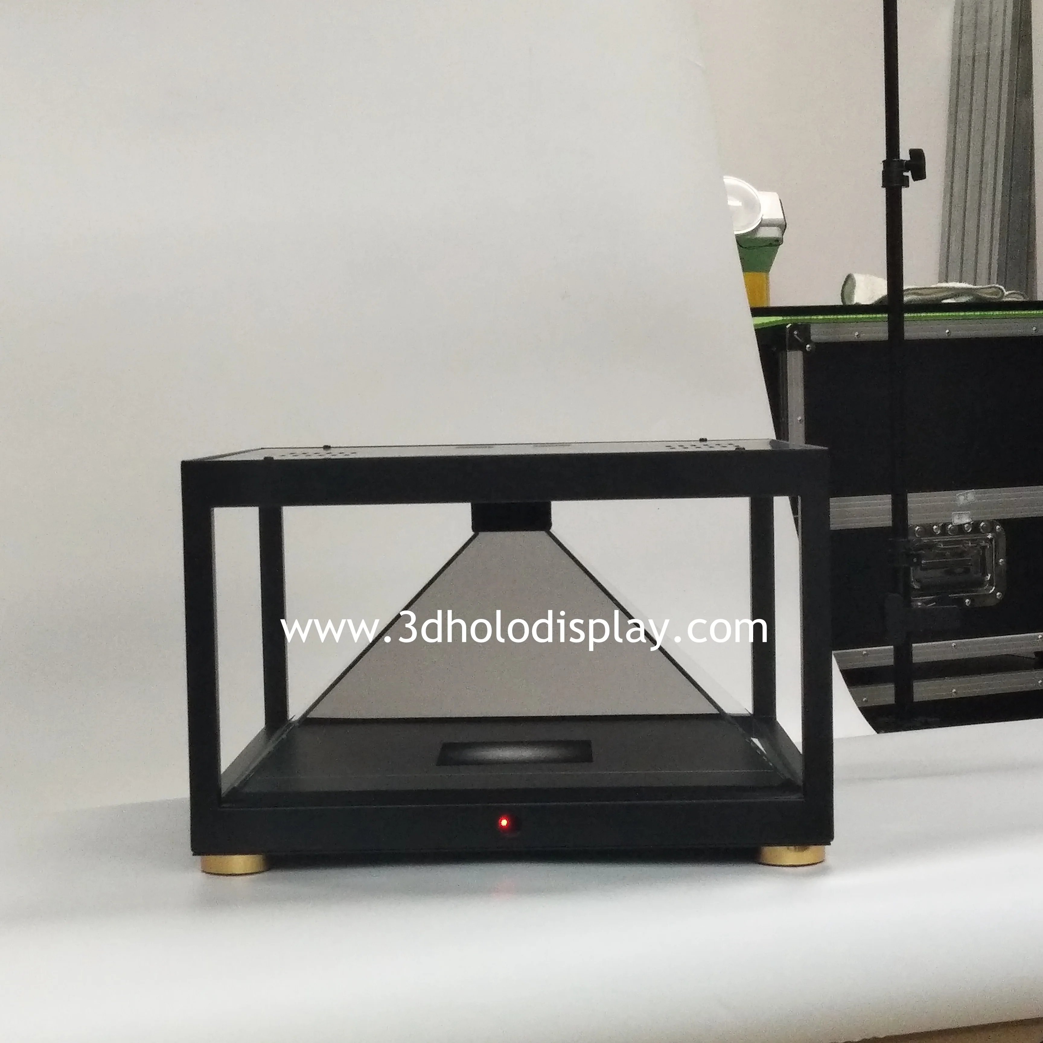 Holographic Type Full Resolution 4 Sides Holographic Showcase Pyramid 3D Hologram Equipment