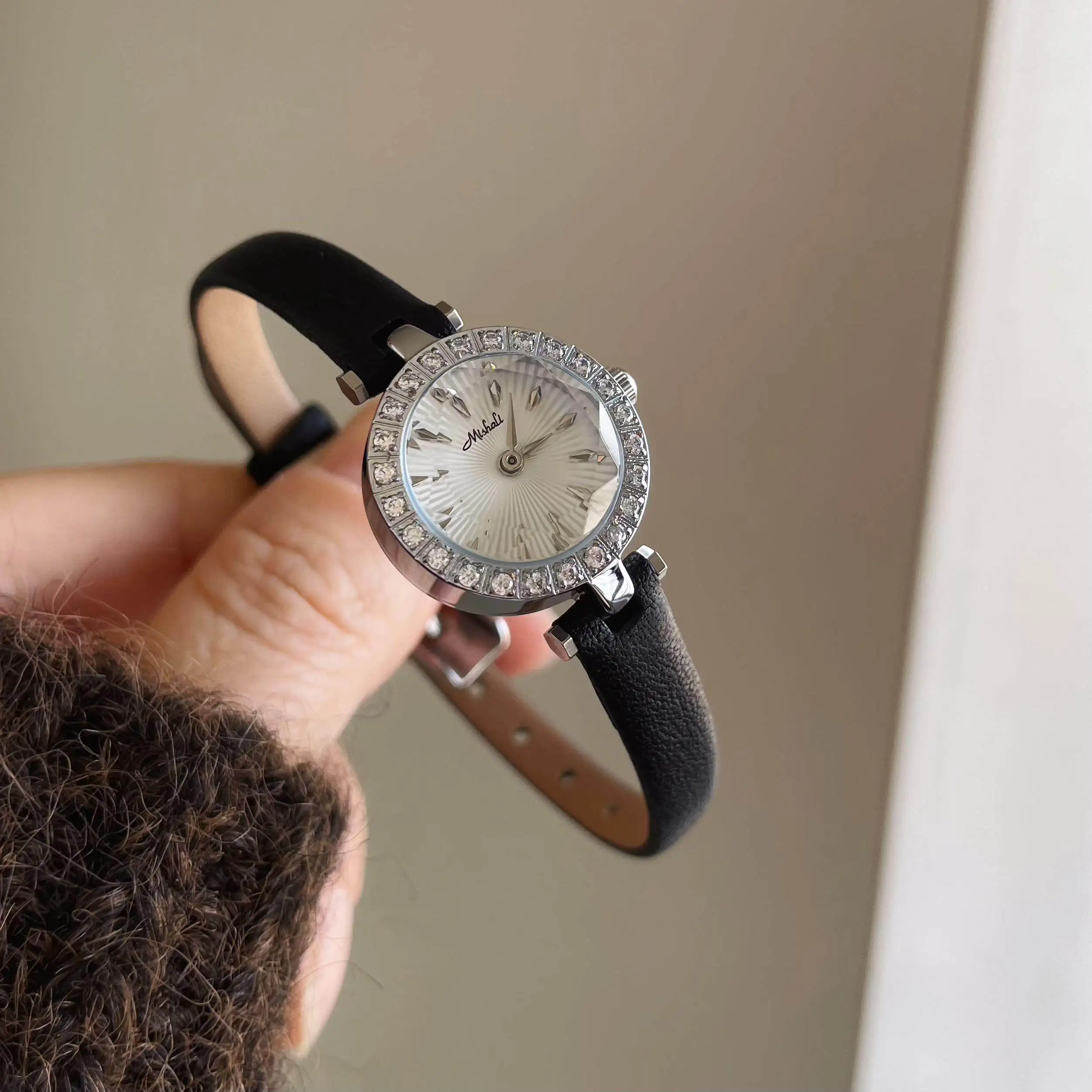 

Женские часы, маленький циферблат, кожаный ремешок, кварцевый механизм, маленькие круглые часы, подарок на день рождения, новое поступление, подарок для женщин.