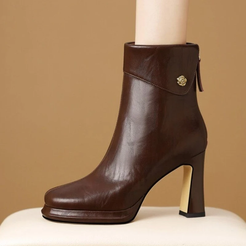 أحذية الموضة النسائية عالية الكعب 2025 شتاء نمط جديد بسيط ومتعدد الاستخدامات مقاوم للماء الجدول الخلفي سستة ساحة تو أحذية بوت قصيرة