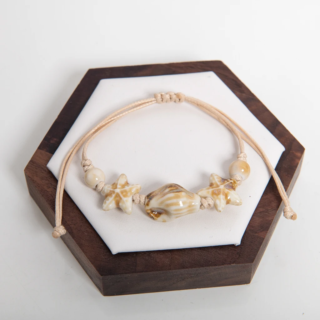 صدف من السيراميك الأبيض مصنوع يدويًا وسوار من الخرز على شكل نجمة قابل للتعديل من حبل الشمع على طراز الشاطئ الساحلي للأزواج والأصدقاء