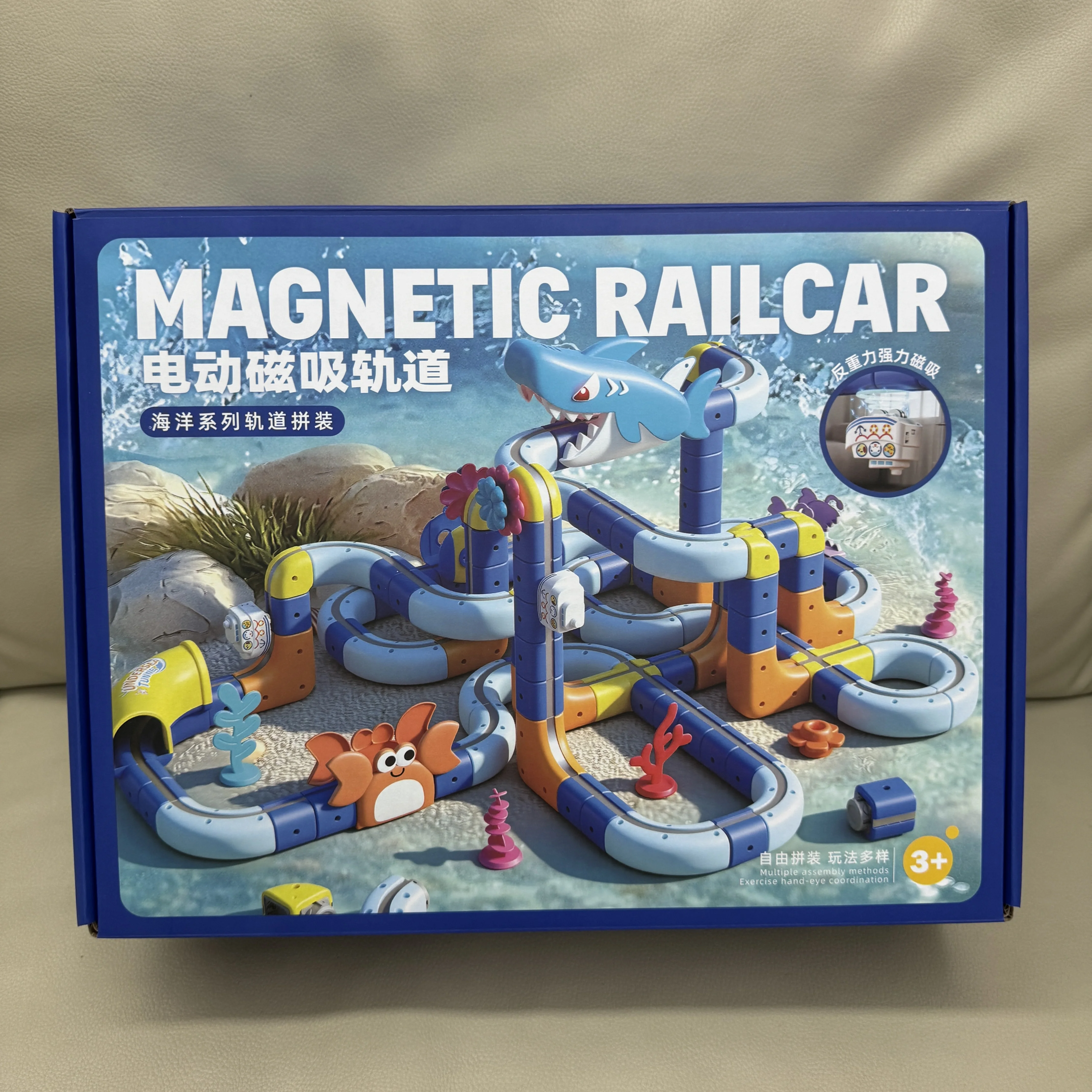 Elektrische magnetische racewagen met pull-back-functie Zwaartekrachtglijbaan met oceaanthema Educatief speelgoed voor kinderen Kerstcadeau