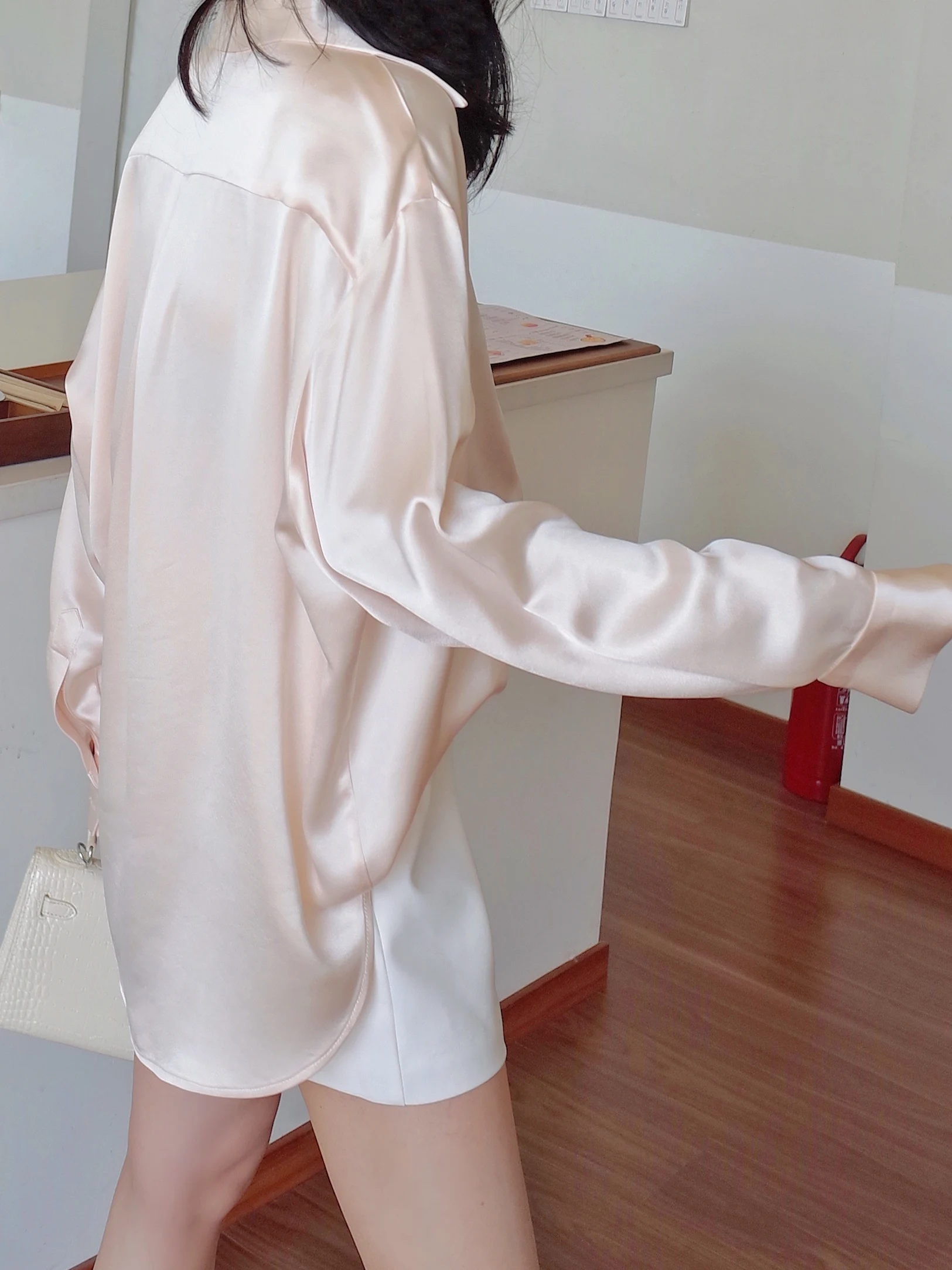 

Романтическая расслабляющая блузка из триацетатного двустороннего сатина с флуоресцентным воротником, свободного кроя, для женщин, летняя, с длинным рукавом