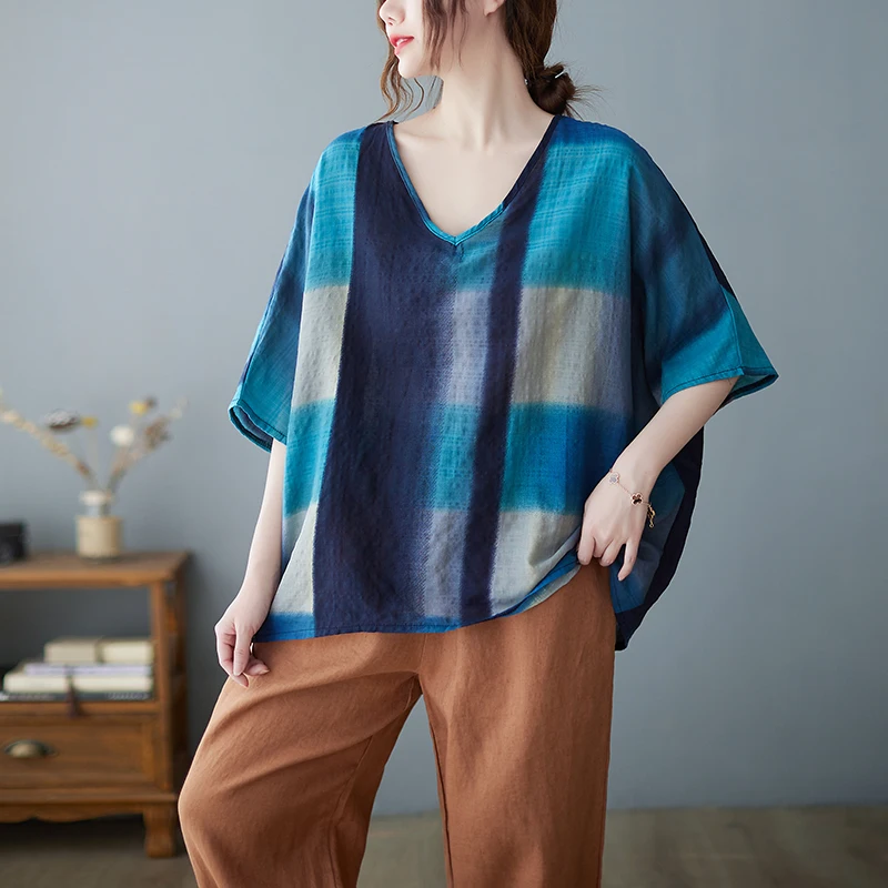 เสื้อยืดคอวีผ้าฝ้ายลินินพิมพ์ลายสีสันสดใส ไซส์ใหญ่สำหรับผู้หญิง แขนทรงปีกค้างคาว ชายเสื้อไม่เท่ากัน สไตล์ลำลอง ใส่ทำงานได้ วินเทจ ทรงหลวม...