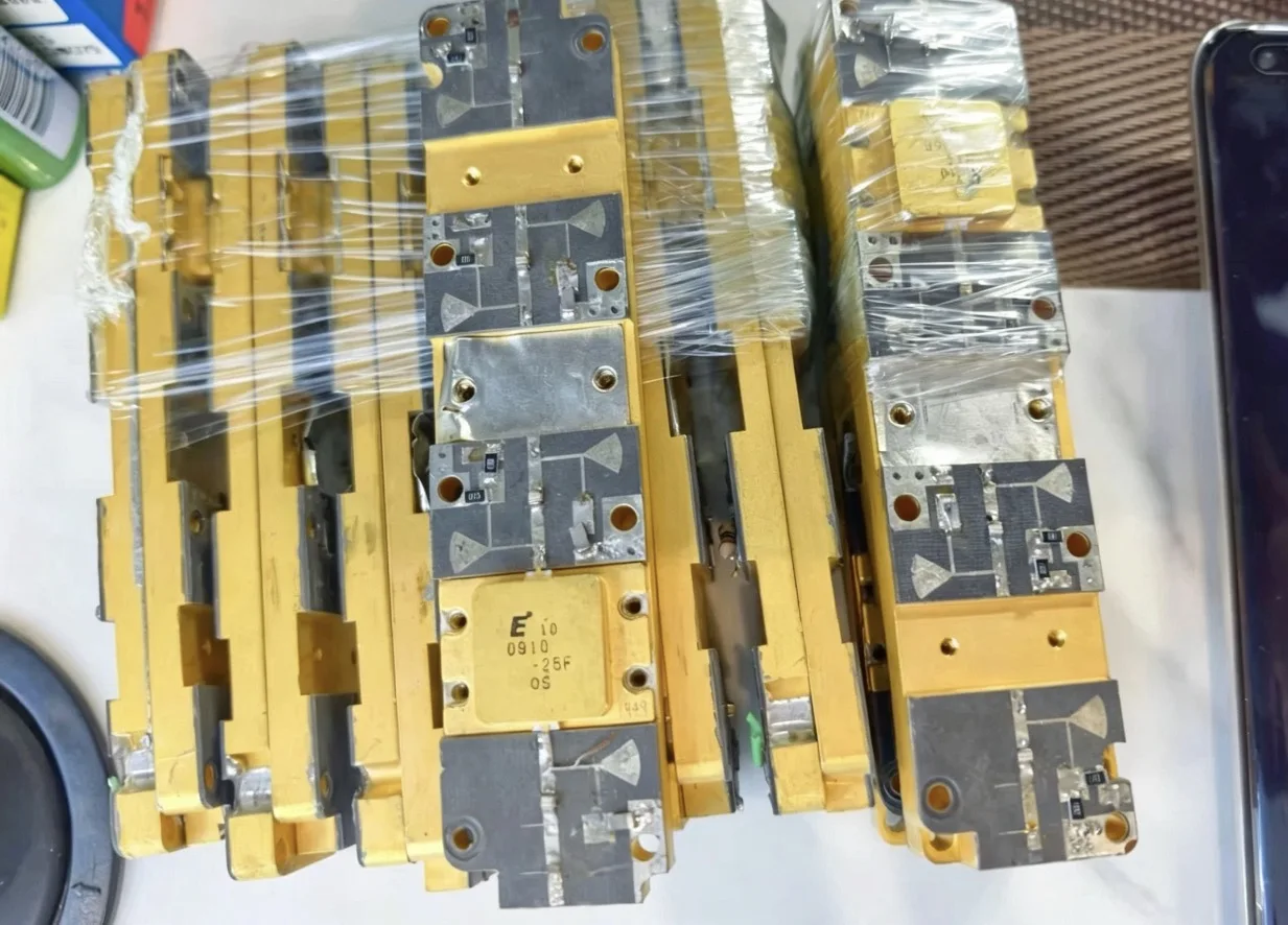 Actual product image FLM0910-4F TIM0910-2 High frequency transistor RF power transistor module capacitor Disassembled parts