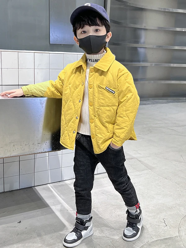 

Осенне-зимняя тонкая хлопковая куртка для мальчиков, верхняя одежда, новая версия 2025 года, универсальный топ с отложным воротником для маленьких мальчиков