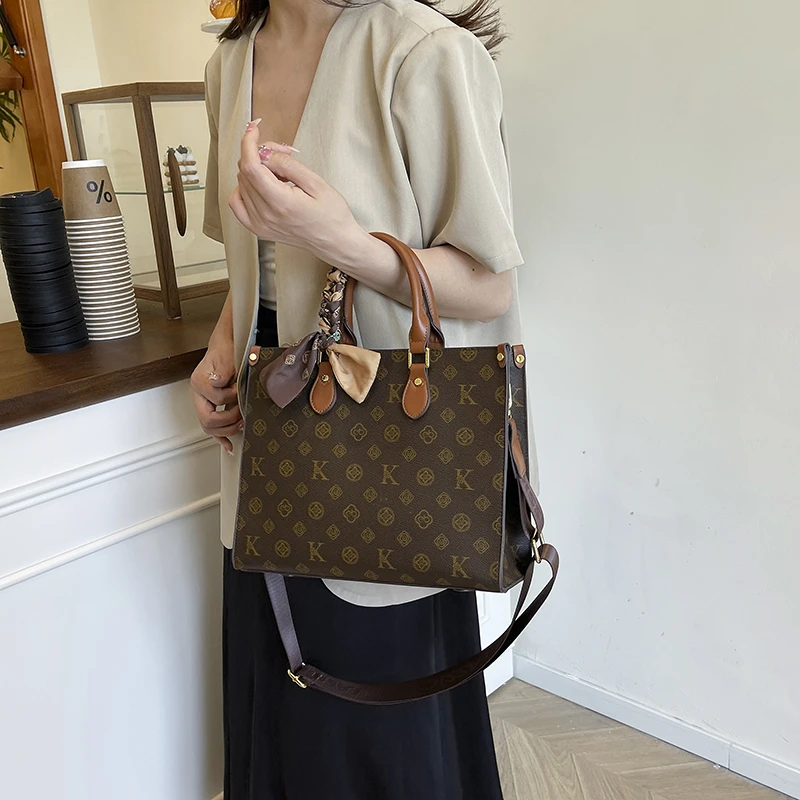 

Элегантная дизайнерская кожаная сумка-кроссбоди для женщин, стильная сумка через плечо для городского стиля и повседневного использования.