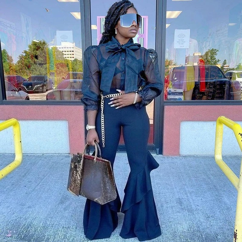 

Комплект из двух предметов Doyerl Club Party: женский топ из органзы с бантом и прозрачными вставками, а также расклешенные брюки с рюшами, идеально подходящие для дня рождения.