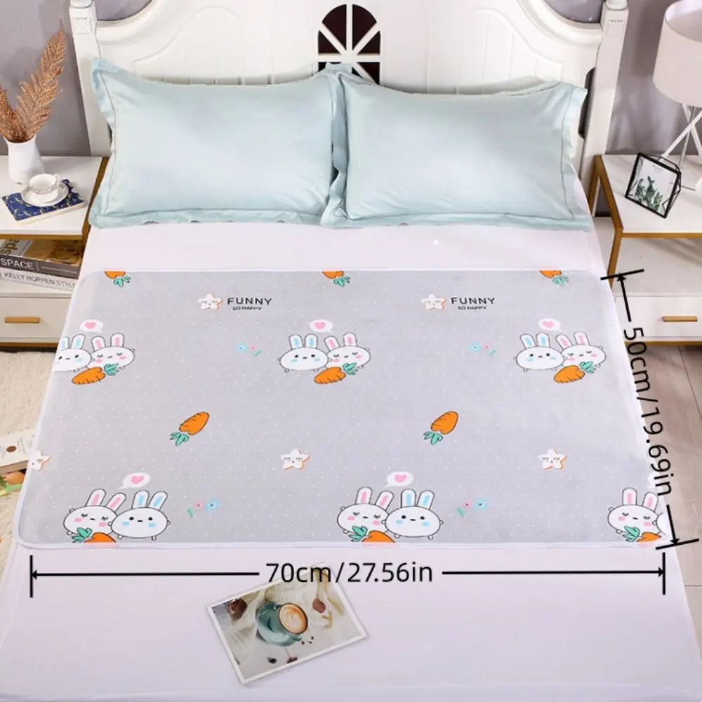 新しい50×70cmベビーおむつ替えマット 防水布製ベッド用おむつ替えパッド 通気性のある可愛い漫画柄 生理用パッド ベビー用