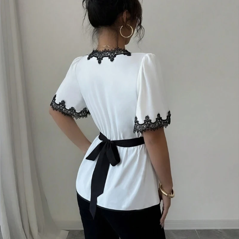 Camicetta bianca da donna con scollo a V e bordo in pizzo nero, orlo peplo con cintura, ideale per cene serali, gite alla moda