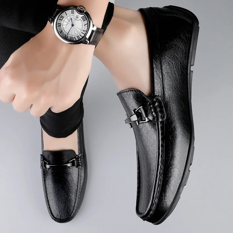 

Brand Spring Men's Comfortable Anti Slip Leather Driving Shoes Bean Shoes 2026 Fashion New Men's Breathable and Casual Loafers