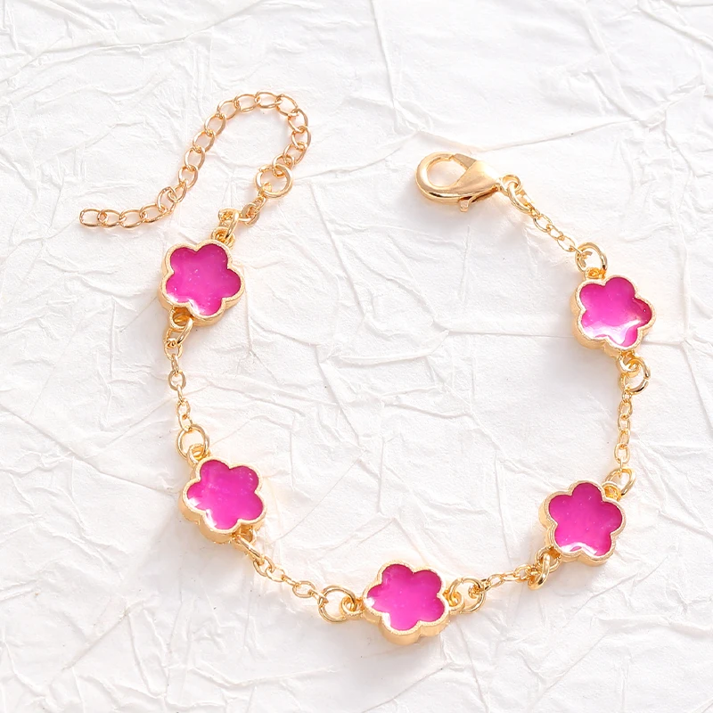A hand chain in the shape of a flower with a fashionable and trendy bezoar design that suits all occasions.
