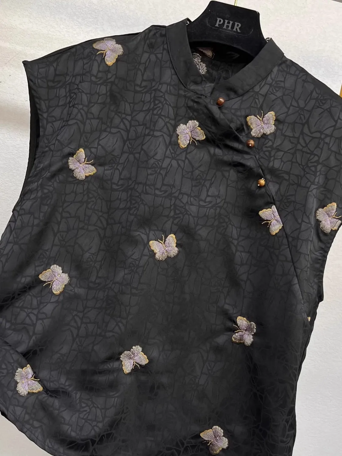 Letnia kolekcja 2025, damska bluzka z stójką, w stylu vintage, zapinana na guziki, z nadrukiem, rozpinana, luźny krój, cienki materiał, jednolity kolor.