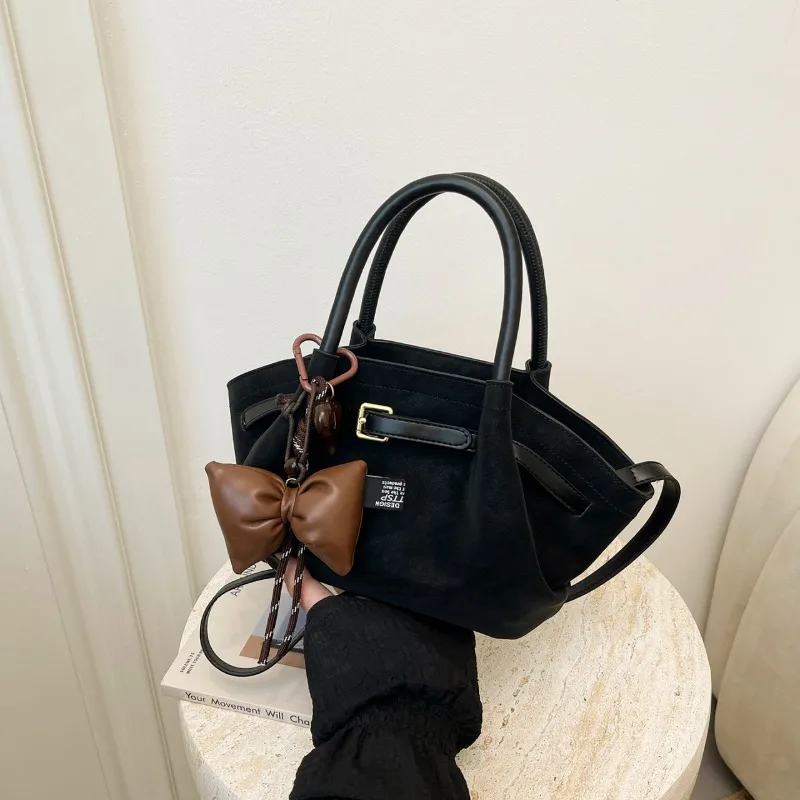Luxury style zipper shoulder bag, women's elegant crossbody bag, trendy design with fashionable chain strap