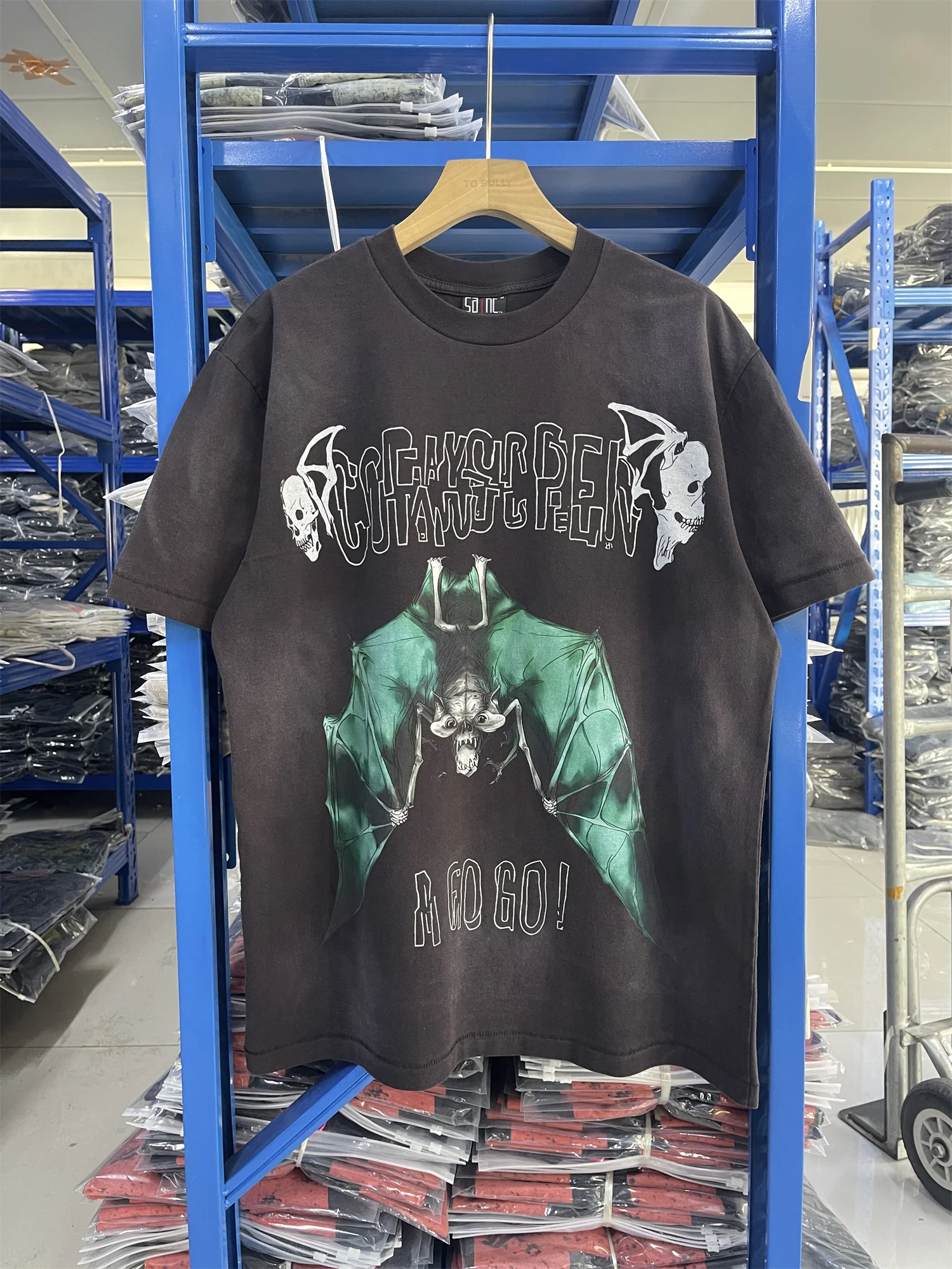 

Saint Of Michael 25SS «A GO» Повседневная свободная футболка с принтом «летучая мышь» в винтажном стиле в стиле ретро, качественная хлопковая повседневная свободная футболка