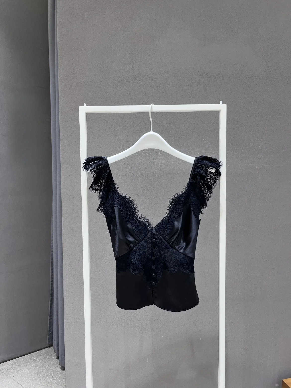 

Heidd Elegant Style Lace Trim Slim Fit Sleeveless Black Silk Shirt Spring 2026 Women's Fashion Short Length V-Neck Grafting