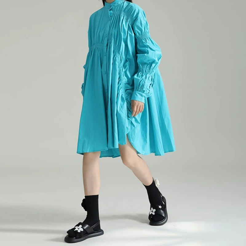 Modna sukienka koszulowa w stylu trendsetterów, luźna, z nieregularnymi plisowanymi bufiastymi rękawami i szerokim dołem.