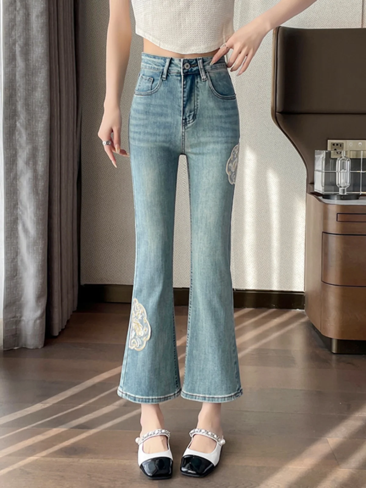 

Новые женские джинсы в китайском стиле с легкой вышивкой, весенне-осенние, модные, утягивающие, укороченные, слегка расклешенные, прямые брюки