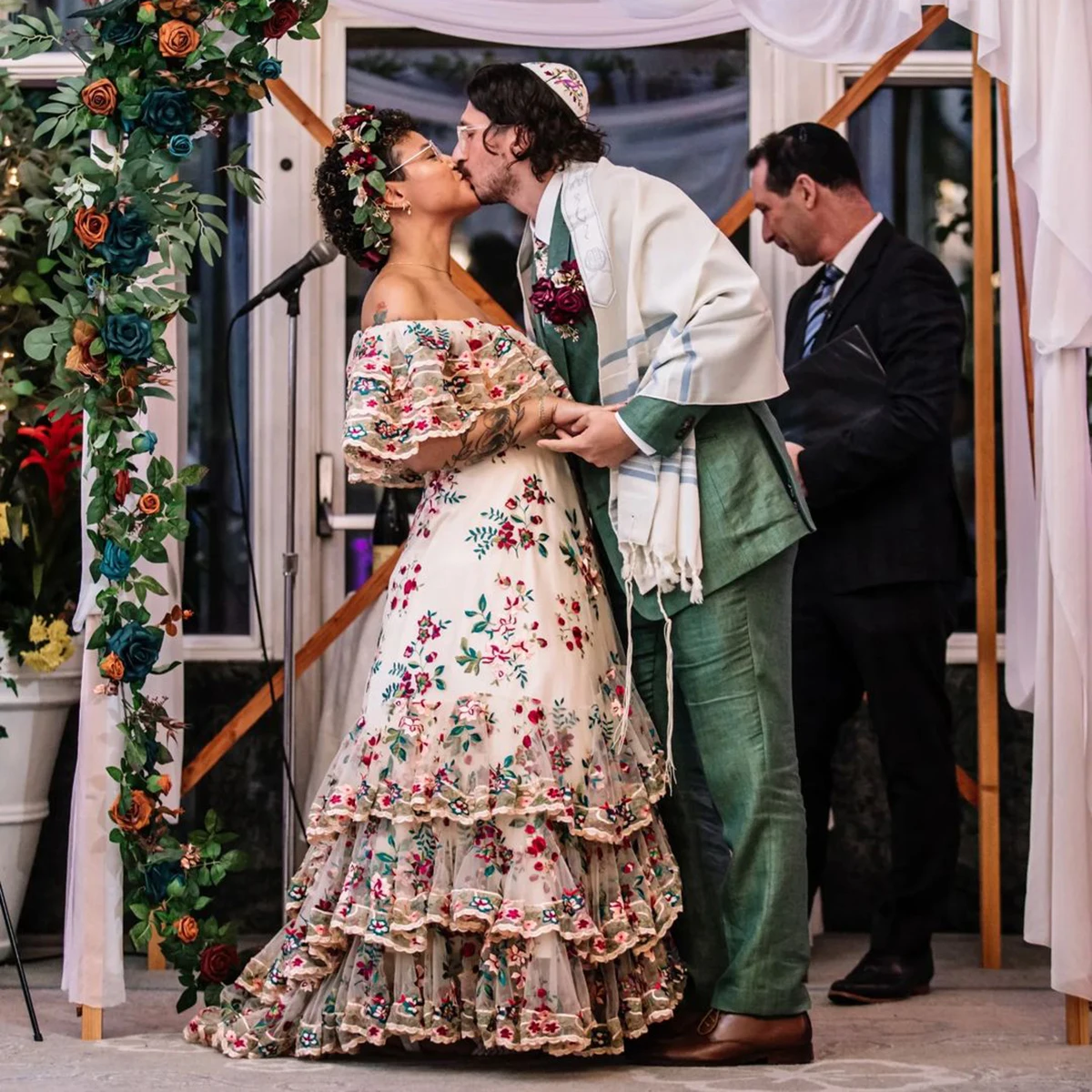 Vestido de novia bordado con volantes escalonados y hombros descubiertos, mangas tipo capa, vestidos de novia de gran tamaño personalizados de cuento de hadas de talla grande