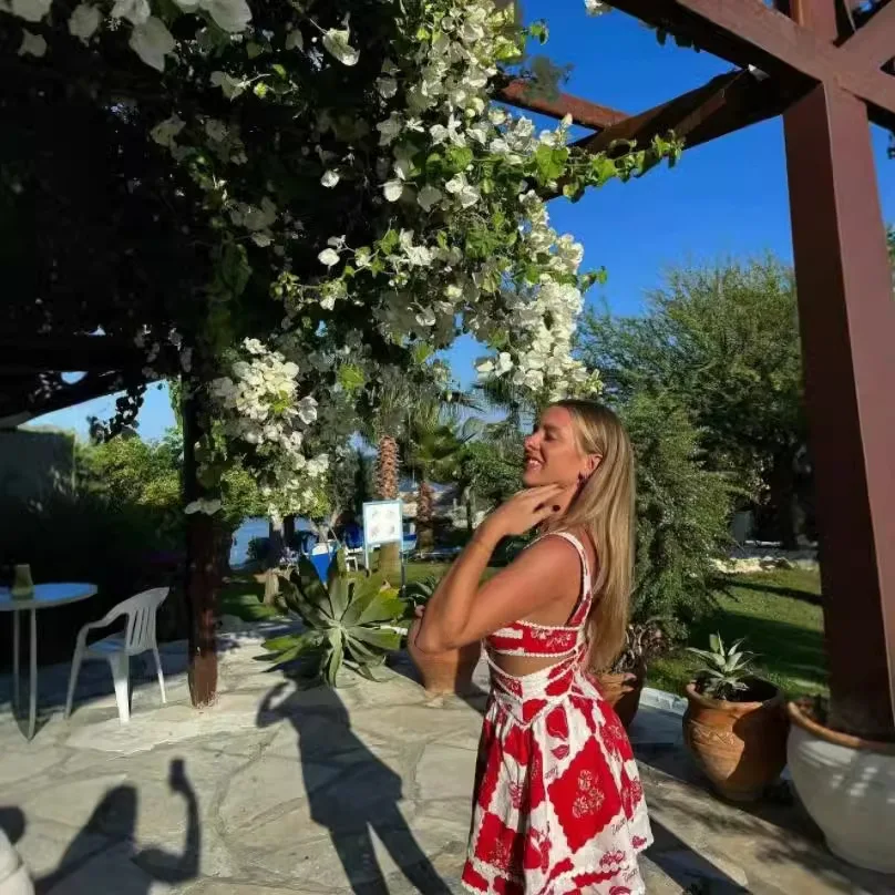 Vestido de verão floral de férias estilo europeu e americano com alças de renda, vestido evasê para um feriado elegante no início da primavera
