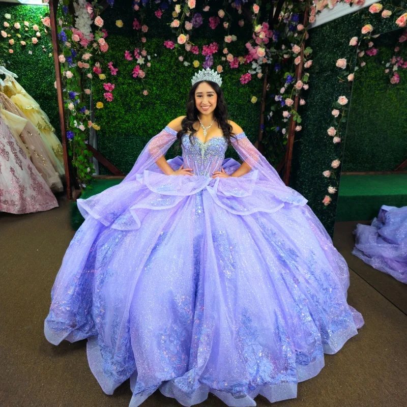 

Блестящие фиолетовые платья Quinceanera с открытыми плечами, блестящая наклейка с кристаллами, многослойное платье с длинным хвостом и бантом, Vestido 15, Quinceanera по индивидуальному заказу