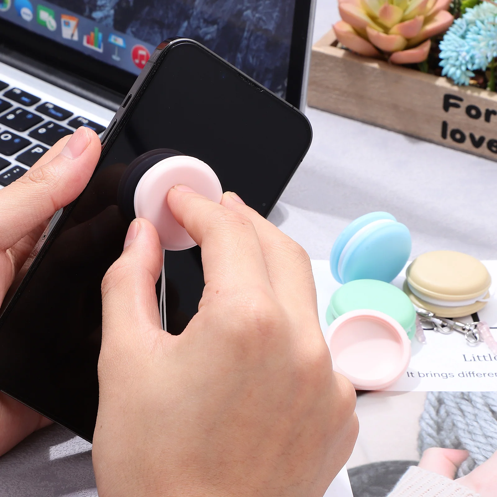 

4Pcs Macaron Mobile Phone Screen Cleaner Screen Wipes Decorative Pendant Cleaner for Phones Tablets Cameras Phone Cleaning Wipes