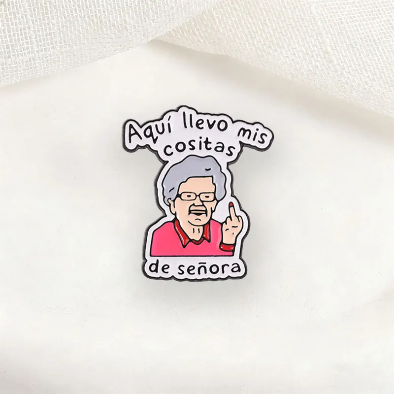 Freche spanische Oma Emaille-Anstecknadel – Rebellische alte Dame Meme-Pin aus Legierung, Brosche für Revers, Rucksack-Schmuck, Geschenk – Detail 5