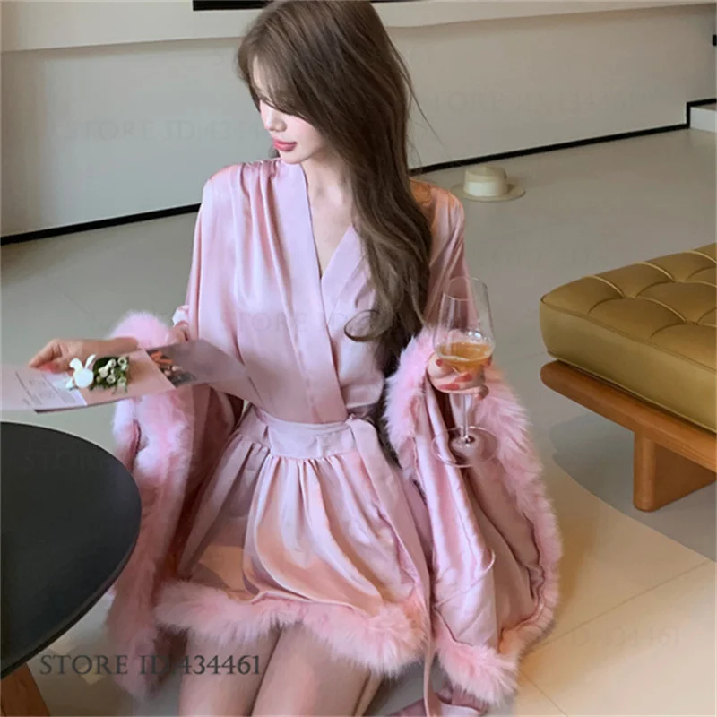 Luxuriöser Braut-Bademantel mit Federn, Eleganter Kimono mit Weiten Ärmeln, Seidiger Satin-Nachthemd, Hauskleidung, Pyjama – Detail 4