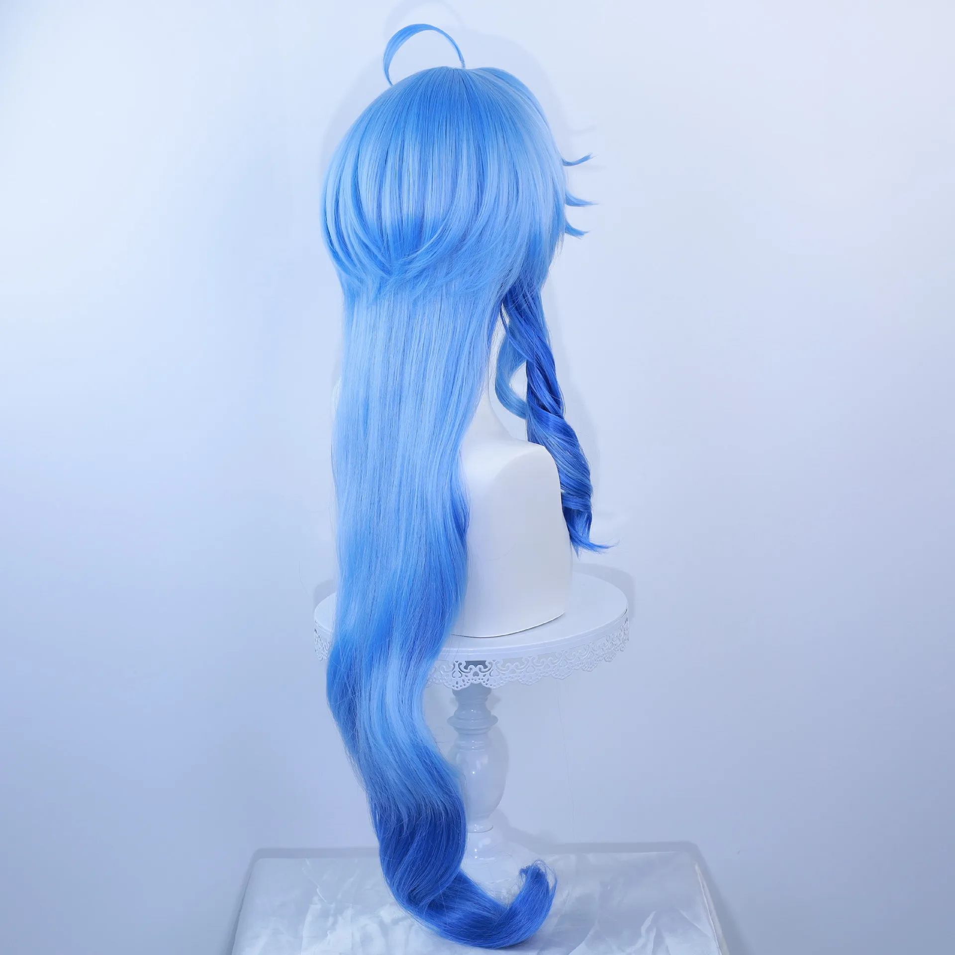 Cosplay Wig For Ganyu From Genshin Impact In 2D Style With A Long Flowing Tail And Gradient Color Design