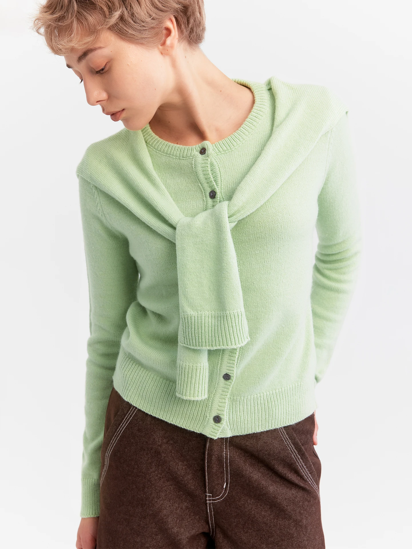 

Уютный кардиган свободного кроя с круглым вырезом и открытыми плечами, разноцветный, из смесовой шерсти, с длинными рукавами