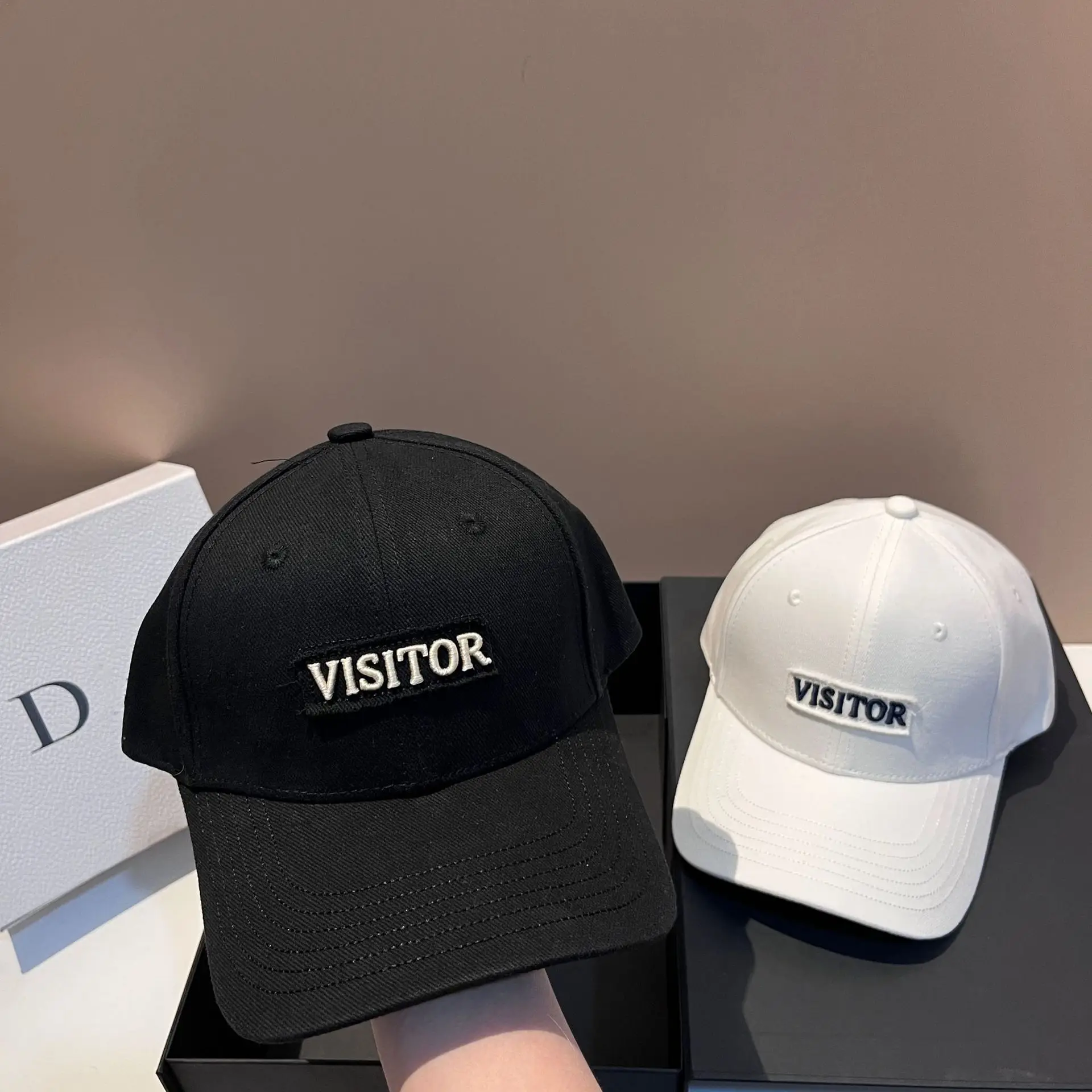 Luxuriöse Baseballmütze aus bestickter Baumwolle 2025, modisches Gesichtsbedeckungsdesign, altersätzende Outdoor-Sportmütze für Paare