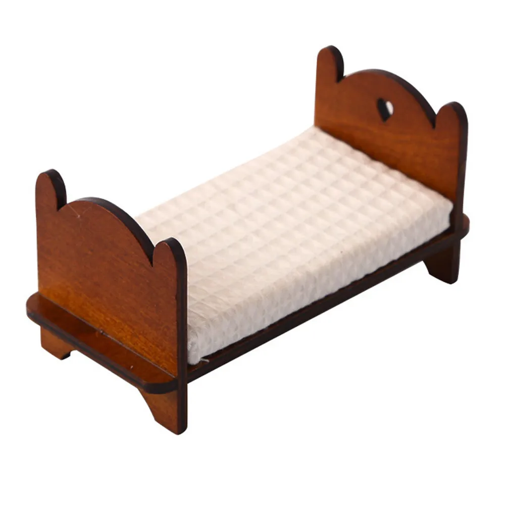 

Миниатюрная односпальная кровать в винтажном стиле, масштаб 1:12, деревянная отделка, мебель для кукольного домика, высокодетализированная реалистичная миниатюрная сцена