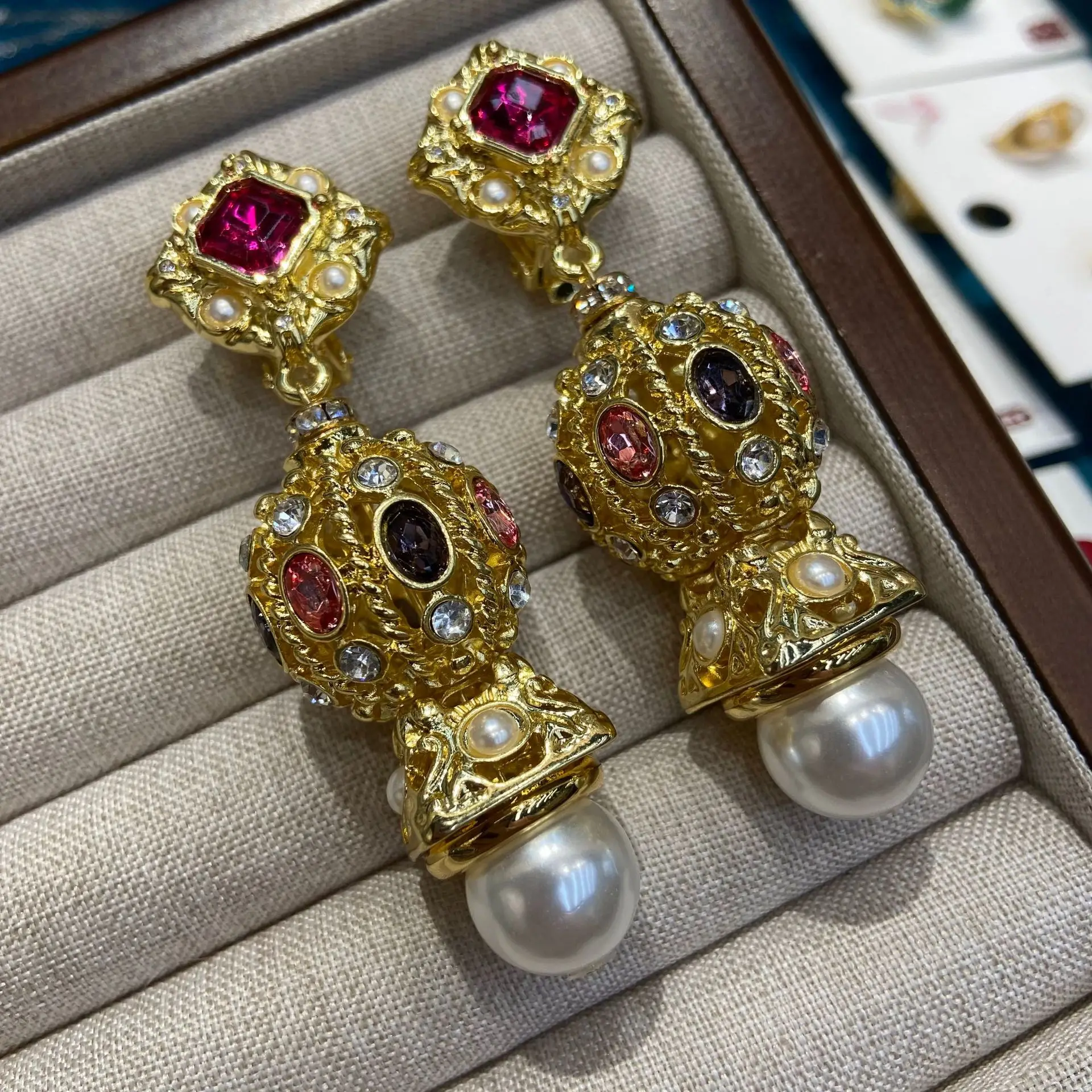 2025 Hot&Popular Celebrity Classic Crown Plaza Design Earrings Medieval Court Red Lava Pearl Earrings for Women Party Party Gift