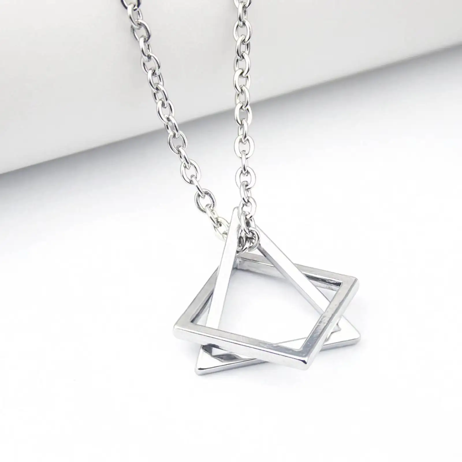 Dreieck-Quadrat-Anhänger-Halskette aus Edelstahl, geometrischer Hip-Hop-Schmuck für Männer und Frauen, Geschenk – Detail 1