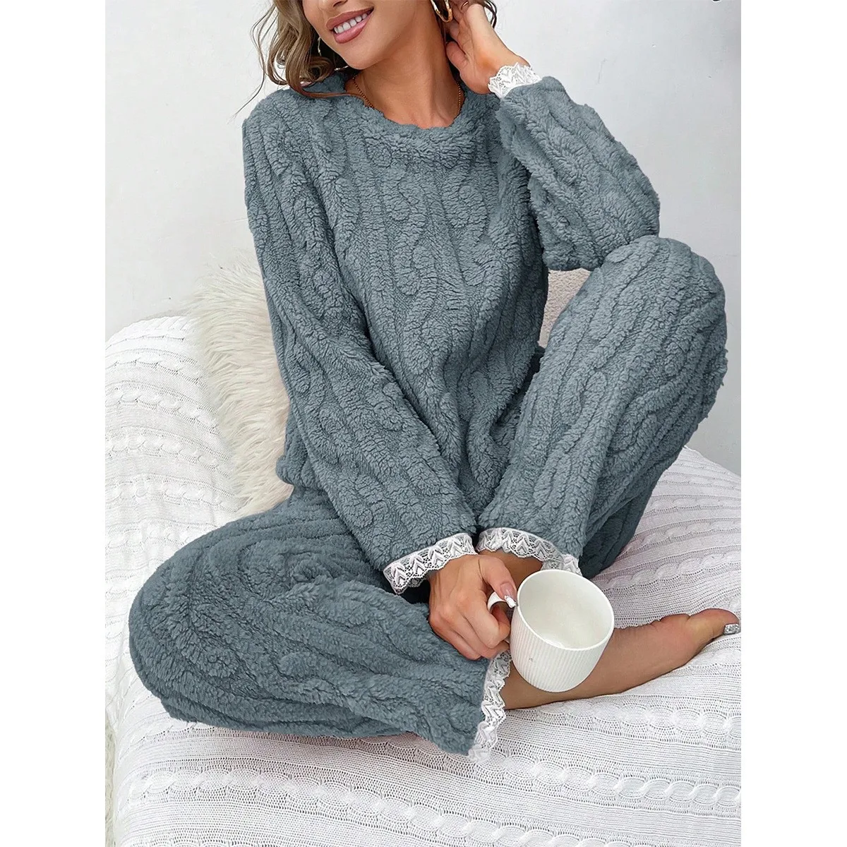 Women's Warm Flannel Long Sleeve Round Neck Long Pants Thick Casual Pajama Set European Style Outdoor Home Loungewear Sleepwear