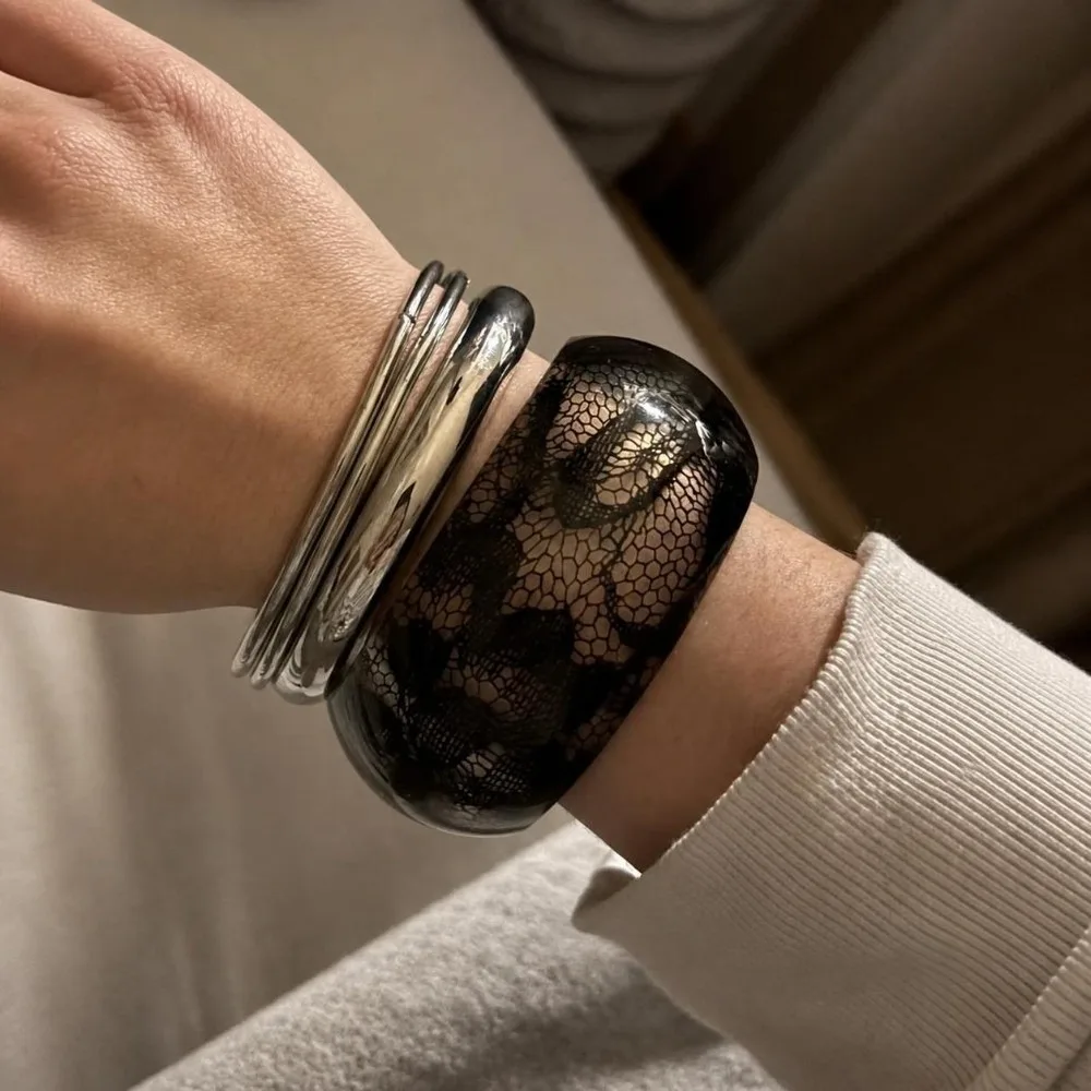 4 Stück Neue Verstellbare Manschettenarmbänder aus Harz, Schwarze Spitze, Offener Armreif, Breiter Armreif für Damen