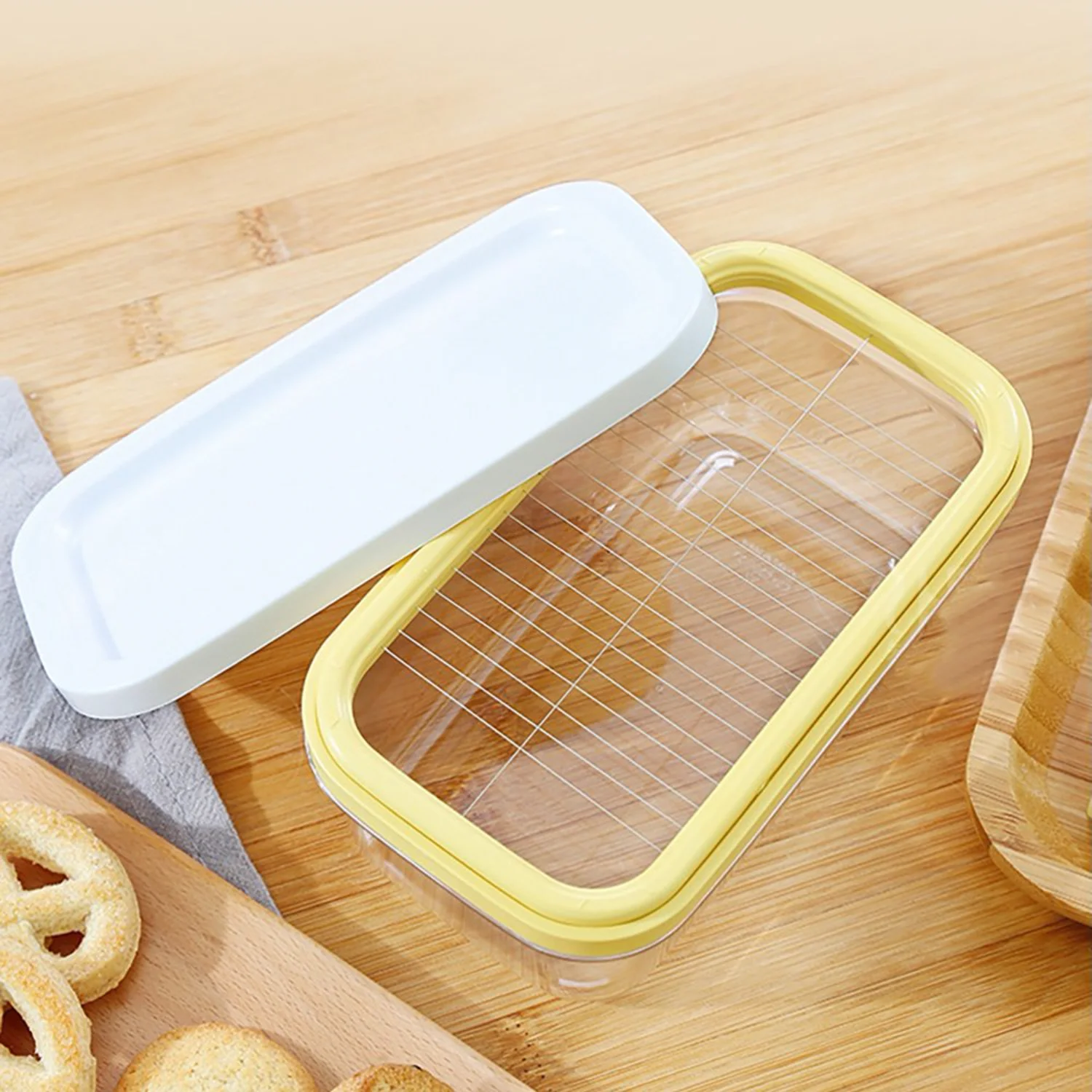 

PE Cheese Keeper Box with Cutter Slicer for Fresh-Keeping in Kitchen