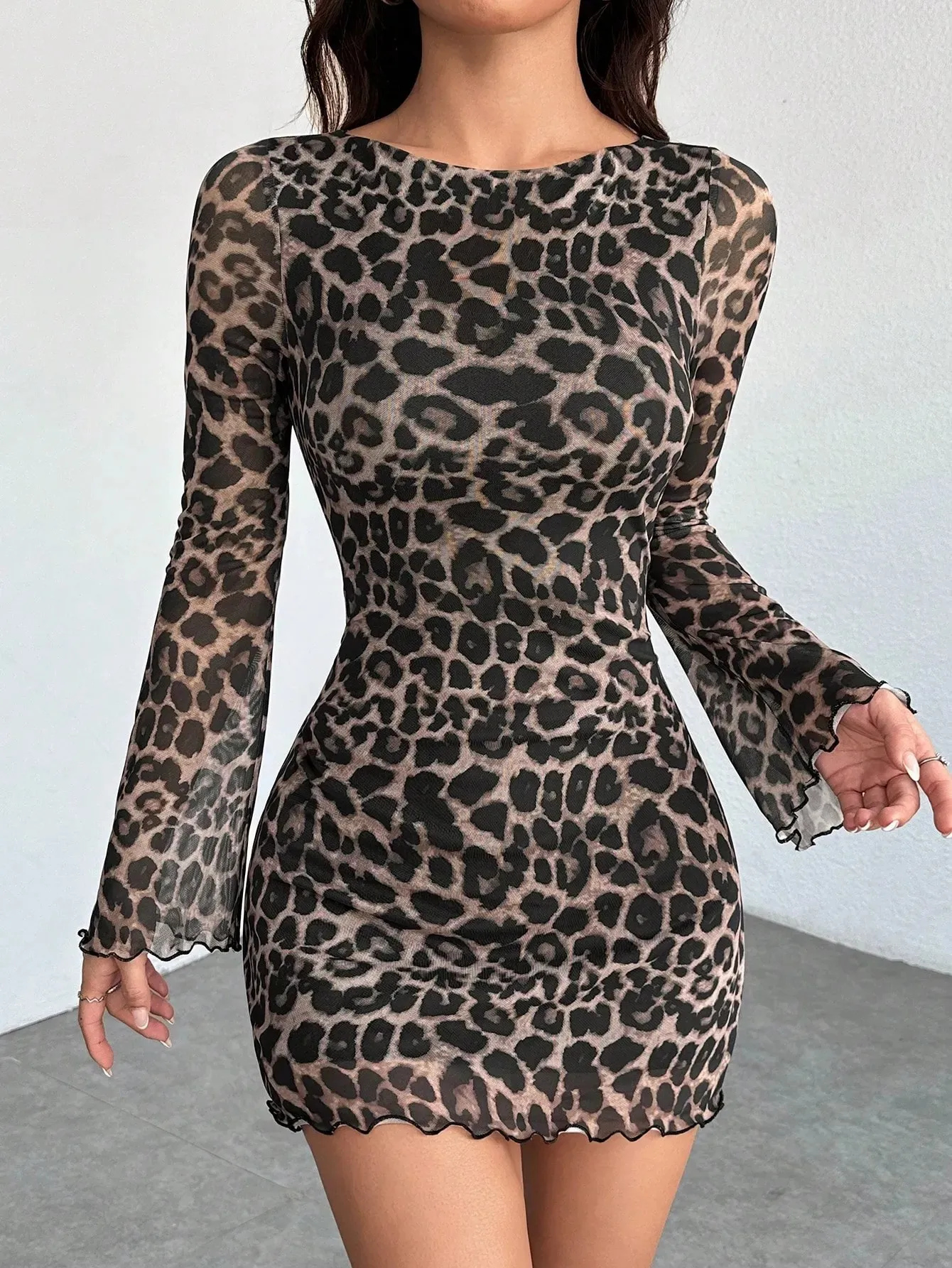 Damen-Minikleid, Rundhalsausschnitt, Leopardenmuster, lange ausgestellte Ärmel, figurbetontes Kleid für Damen, Kleid für den Abend, Club- oder Partykleid. – Detail 13