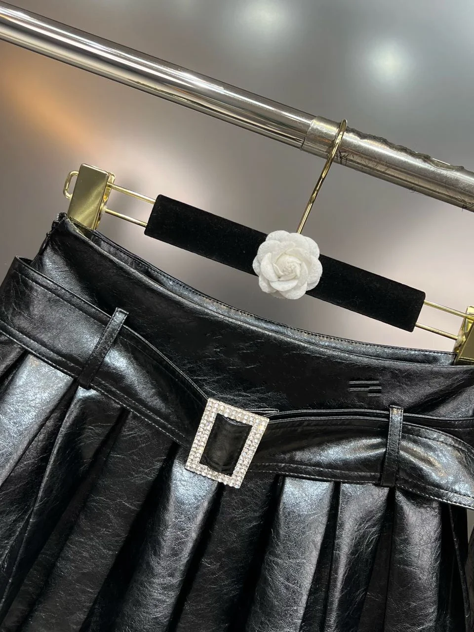 Spring Autumn 2023 Drill Buckle Belt Decorative Pleated Women's Fashion All-Match Polished Black Hip PU Leather Mini Skirt