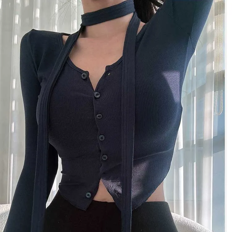 เสื้อยืดเซ็กซี่หรือเสื้อยืดพอดีตัวพร้อมดีไซน์เกาหลี สไตล์ลำลอง สีพื้น ติดกระดุม คอวี เสื้อทรงเข้ารูปสำหรับต้นฤดูใบไม้ร่วง