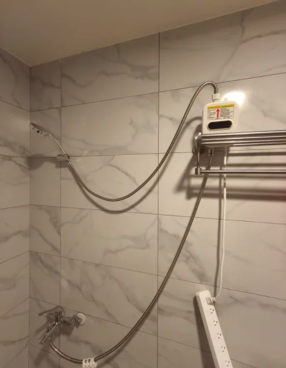 

Компактный кухонный водонагреватель 110 В/220 В с мгновенным спросом, насадкой для душа в ванной комнате и контролем температуры AD