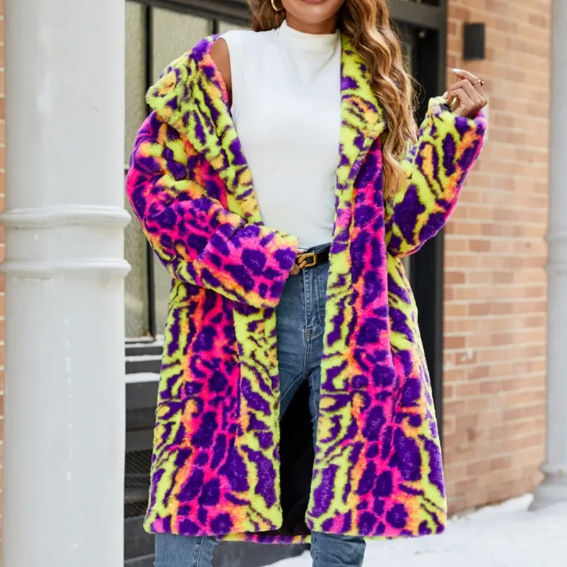 2025 nouveau manteau de fourrure synthétique à capuche mi-long imprimé léopard coloré conception de bloc de couleur chaud épaissir doux fourrure moelleuse vêtements d'extérieur pour femmes