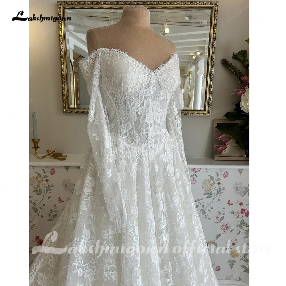 Lakshmigown Luxuriöses Spitzen-Brautkleid mit Off-Shoulder-Ausschnitt, A-Linie, Rückenfrei, Bodenlang, Langer Schleppe, Maßanfertigung – Detail 7