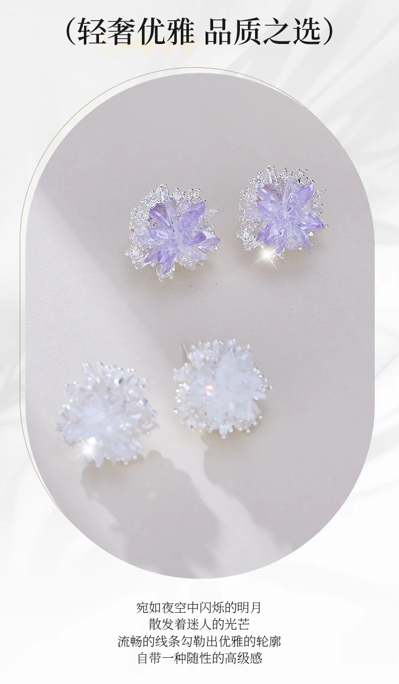 Серьги-гвоздики со свежим фиолетовым кристаллом и трехмерным цветком - простые, универсальные, изысканные и высококачественные серьги.