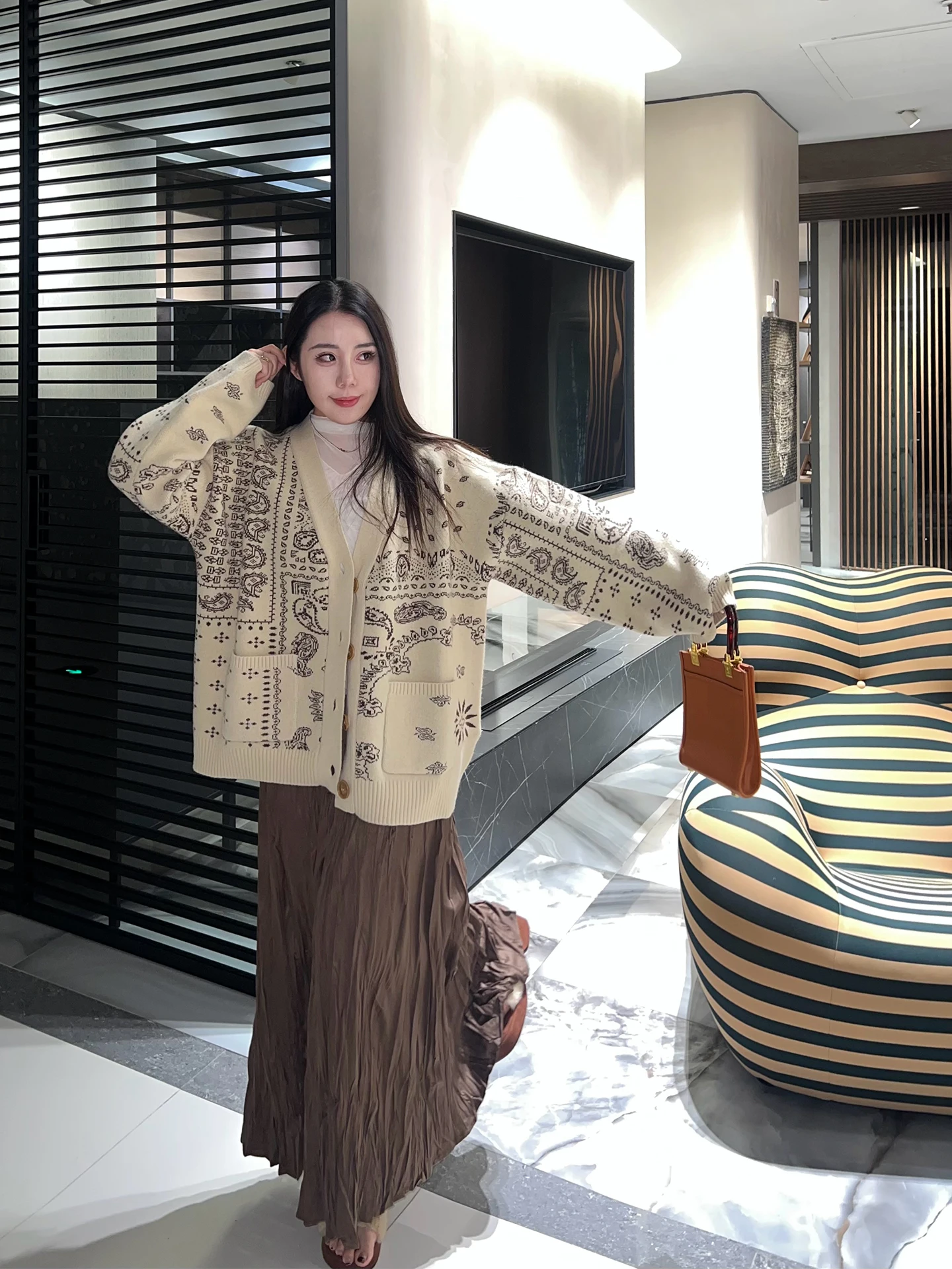 

Oversize Knitted Sweater Jaet for plus Size Women Casual Simple Sle Long Sve V-Ne Button Closure Abstract Cartoon Le...