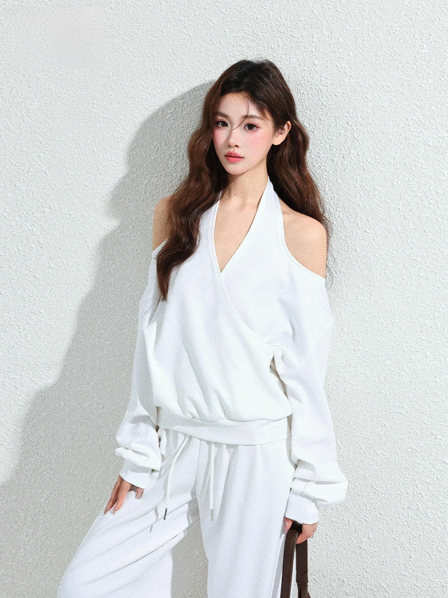 

White Off-Shoulder Hoodie Set Women's Loose Casual Style High Waist Wide Leg Pants Two-Piece Suit Spring Fashion Design