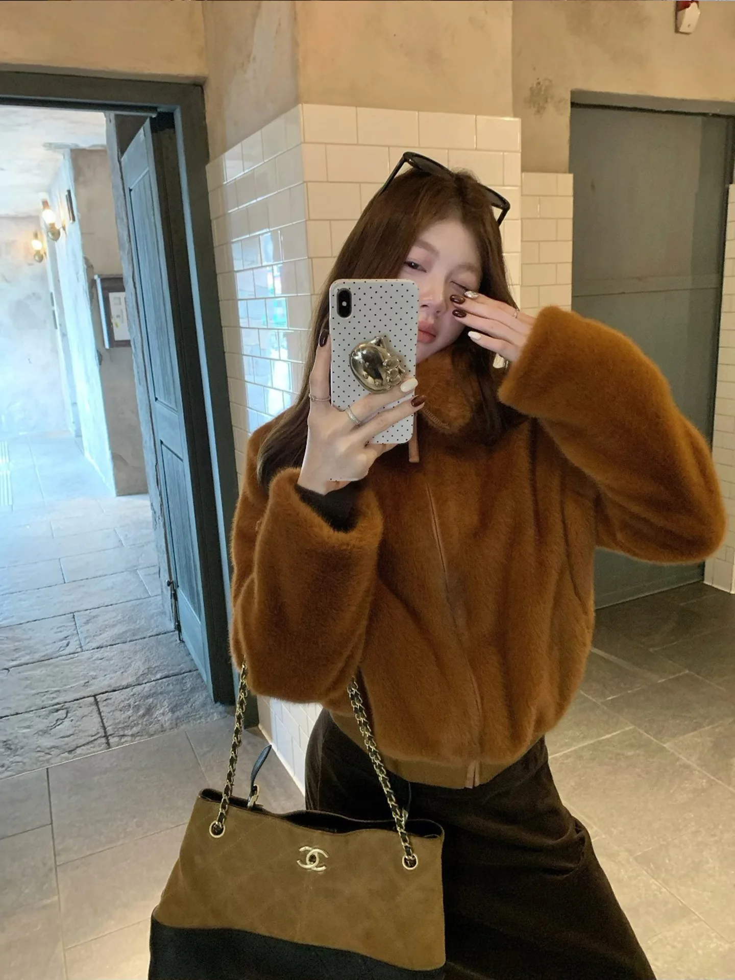 Kurz geschnittene Jacken aus Kunstpelz, Mäntel für Damen, auffällige Morgenfrauen, Teddybär, mit Nieten verziert, Falten im echten Stil mit kontrastierendem Saum