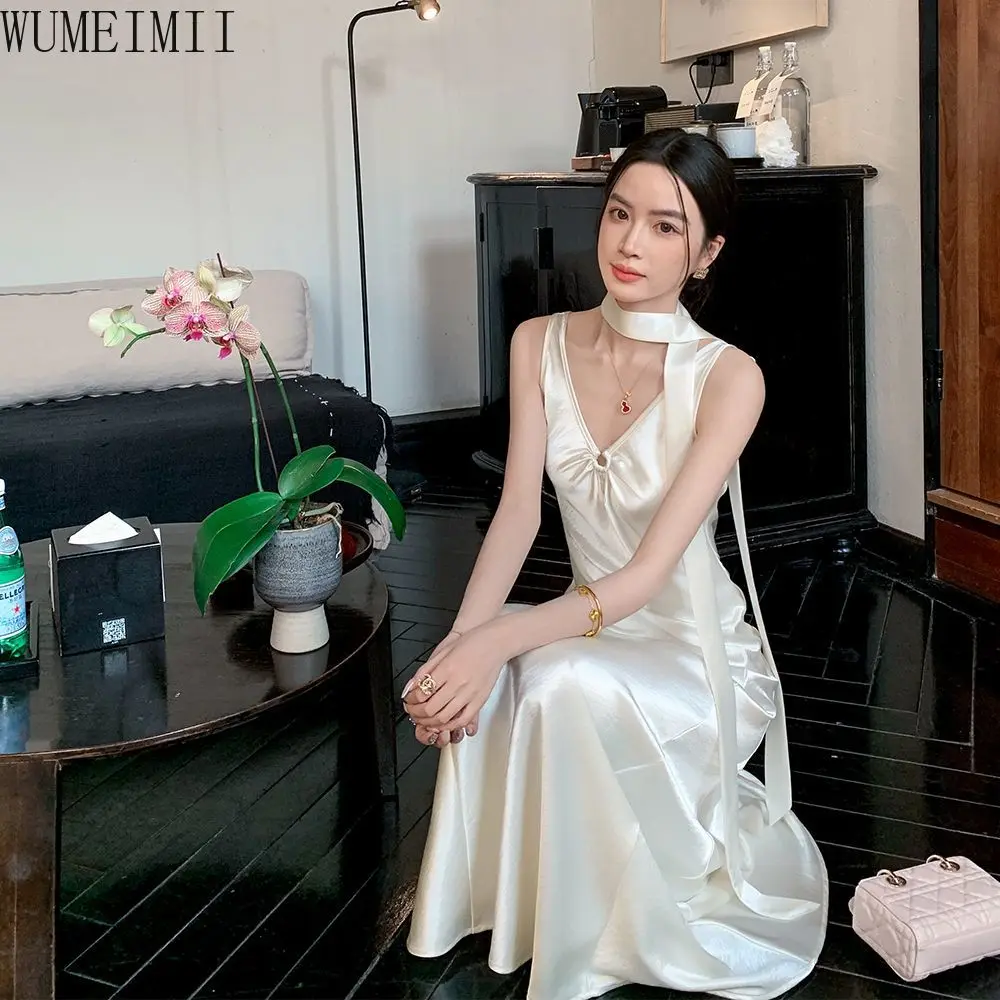 フランスの高級ストリーマーデザインベージュサテンVネックプリーツドレス、夏の新しいウエストスリムドレス