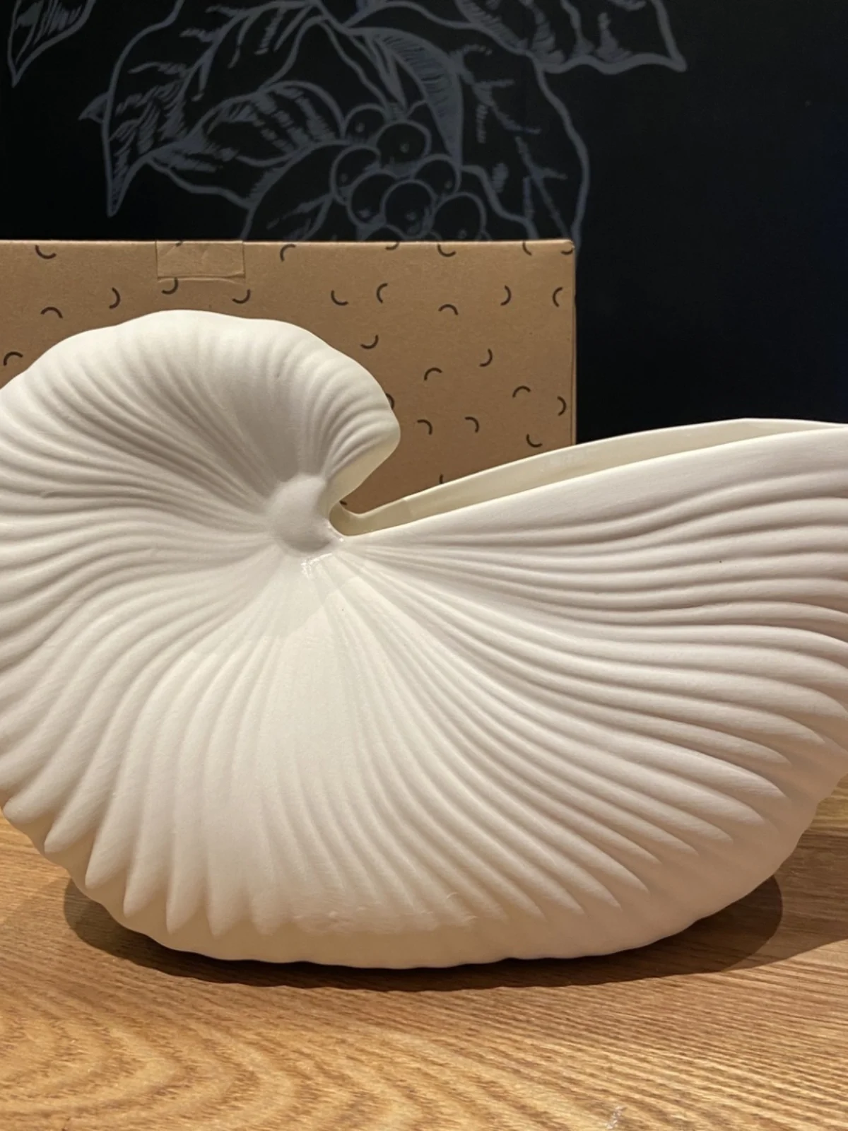 

Shell vase ornament countertop ornament