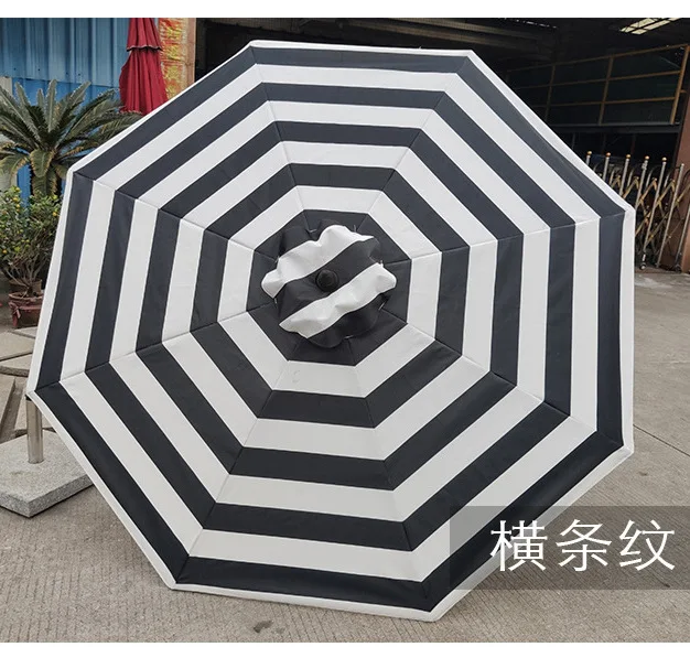 مظلة عمود حديدي مخططة بحافة قوسية ومظلة كرنك يدوية مخططة أفقية على الشاطئ مقهى الإنترنت المشاهير في الهواء الطلق المطر أ